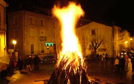 Uno dei fuochi detti fanoglie a Villalago