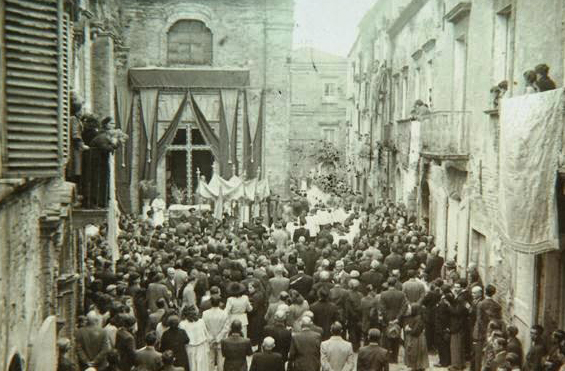 La processione della Sacra Spina in una foto degli anni 30